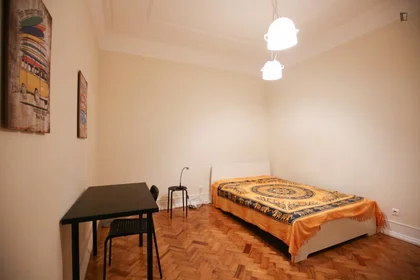 Chambre privée à Avenida Almirante Reis, image 1 de 10