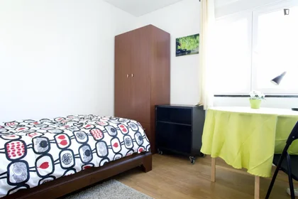 Chambre privée à Rua Guiomar Torresão, image 1 de 10