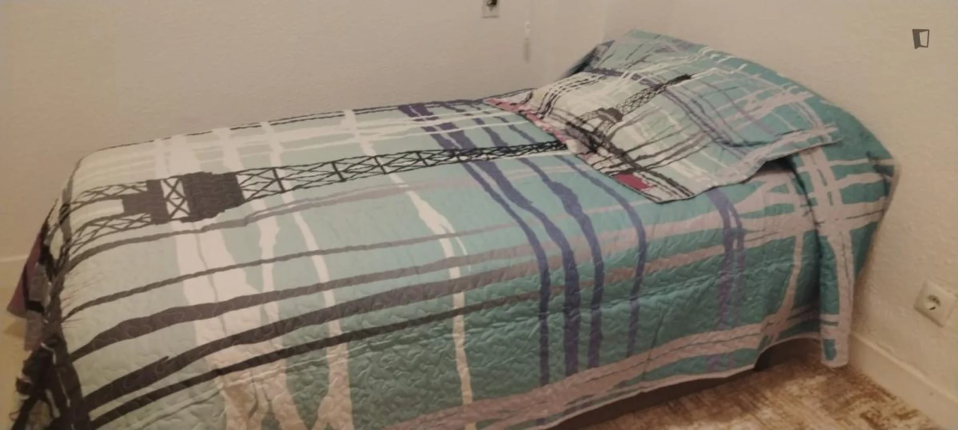 Quarto de estudante confortável e espaçoso em 