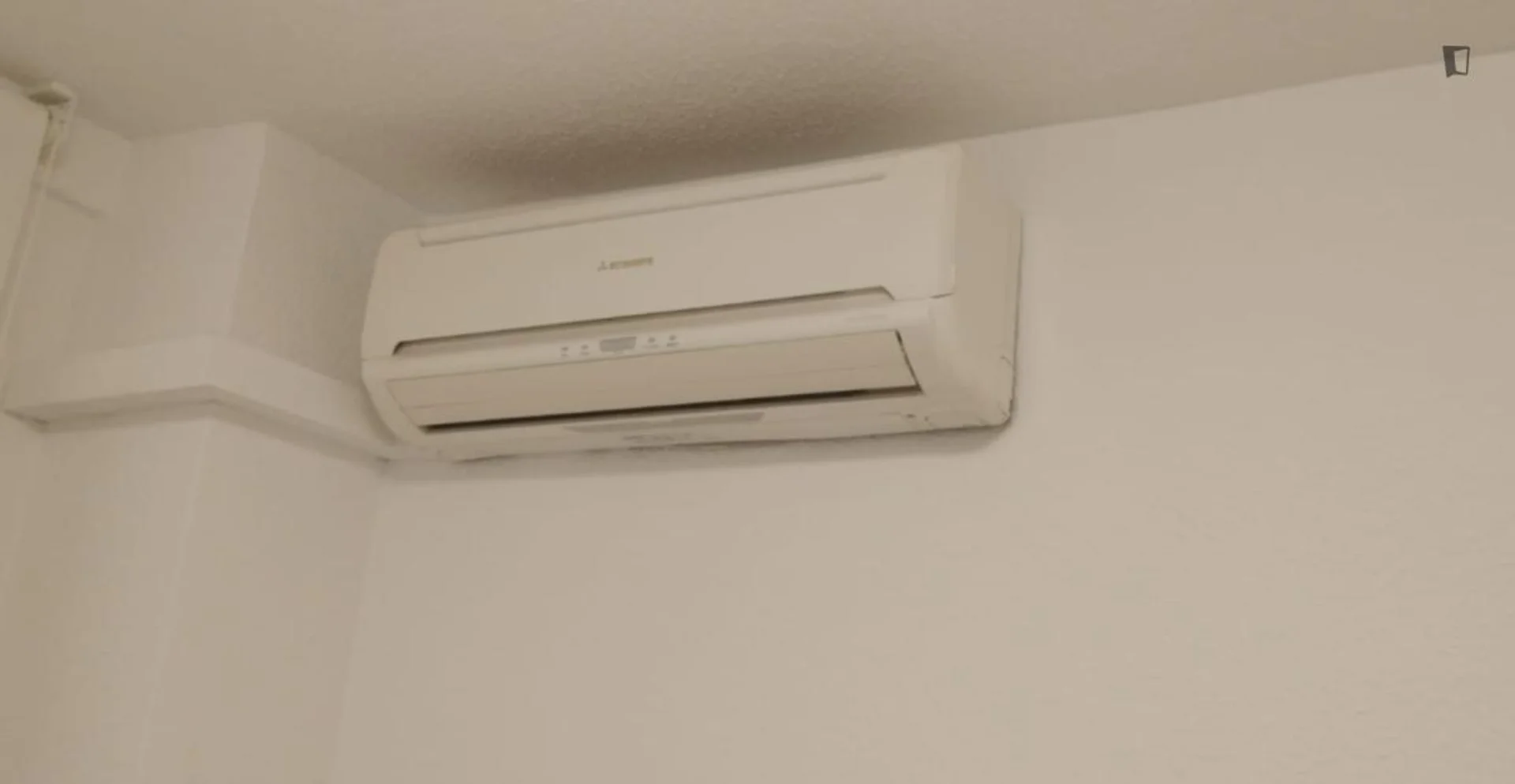 Quarto de estudante em  com área de estudo e instalações partilhadas