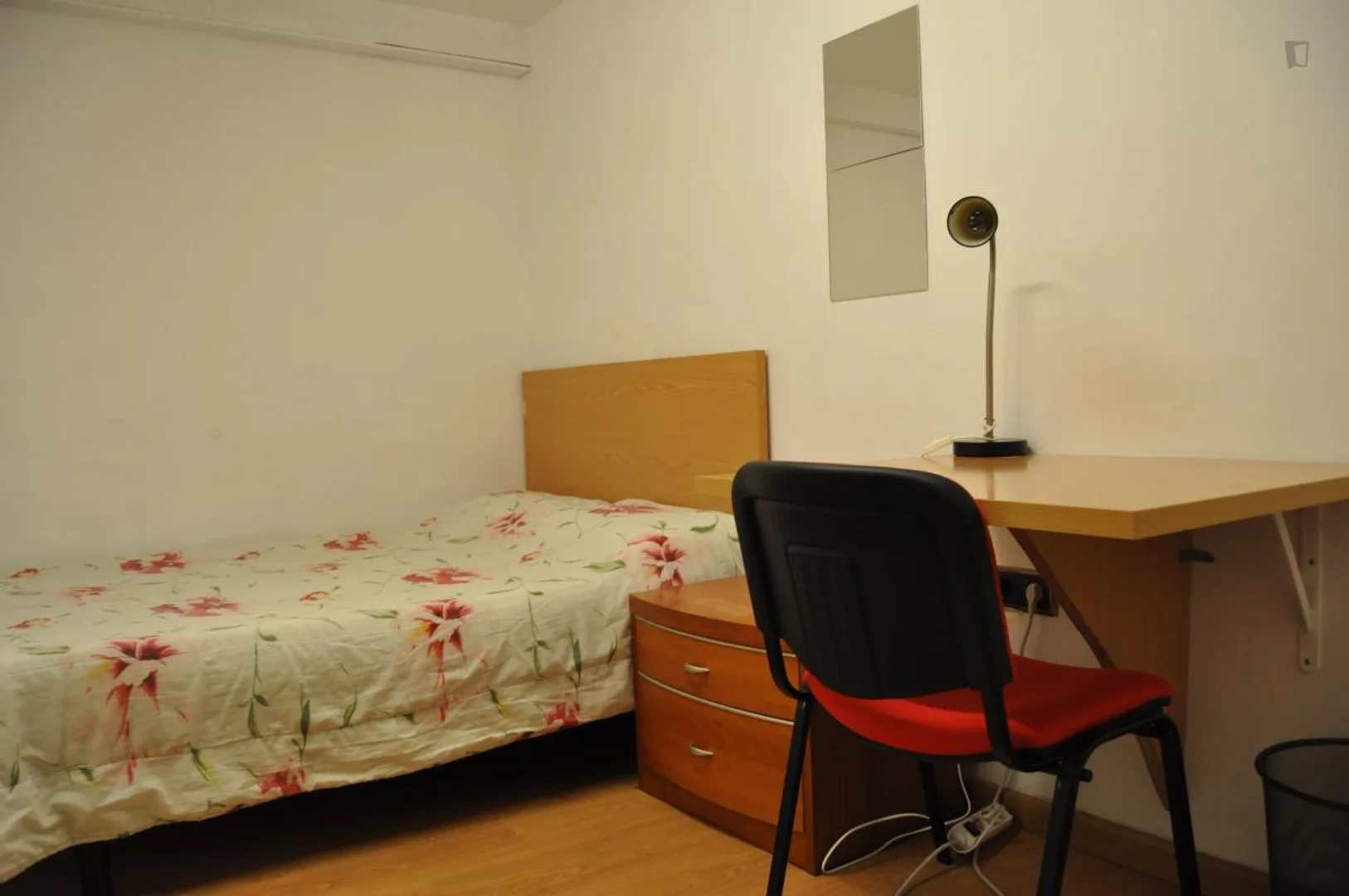 Habitación estudiantil amplia y cómoda en 