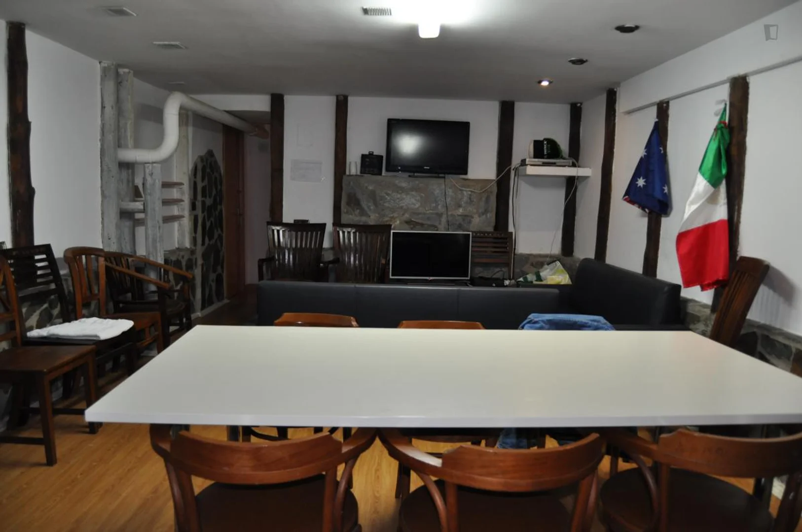 Habitación estudiantil luminosa y aireada con fácil acceso a la universidad en 