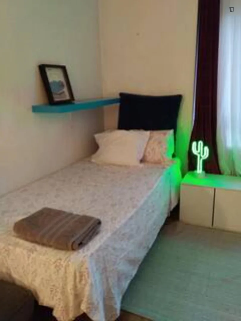 Quarto de estudante económico com localização conveniente em