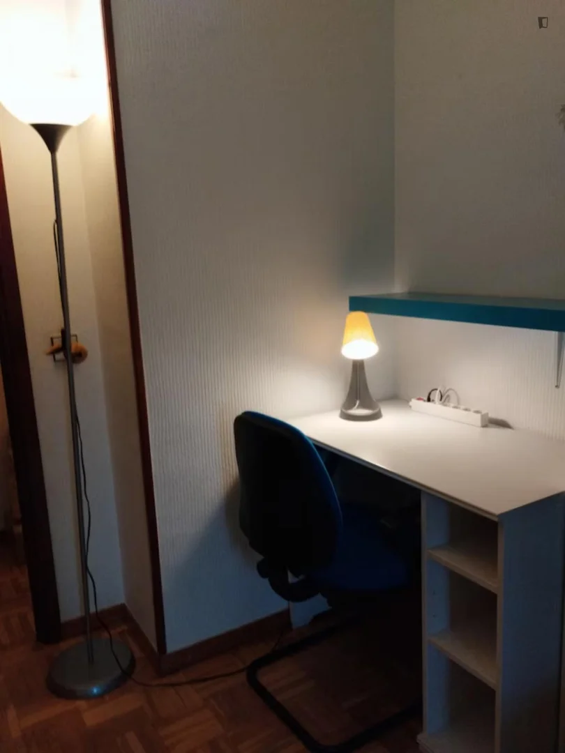 Quarto de estudante económico perto do campus em
