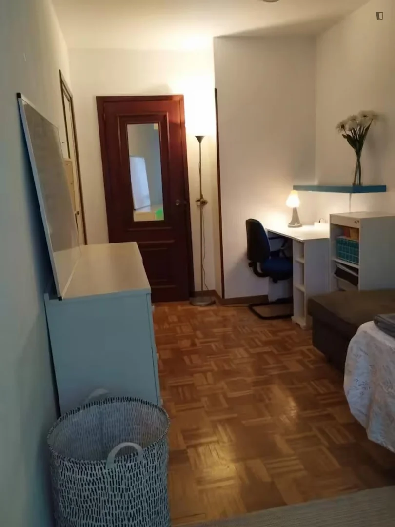 Quarto de estudante económico com localização conveniente em