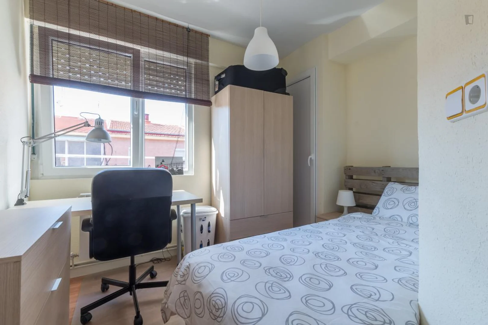 Chambre d'étudiant lumineuse et aérée avec accès facile à l'université dans 