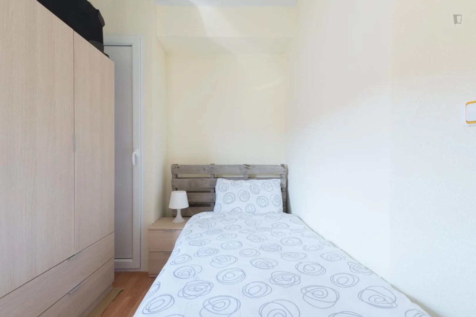 Chambre abordable pour les étudiants avec un bon éclairage dans 