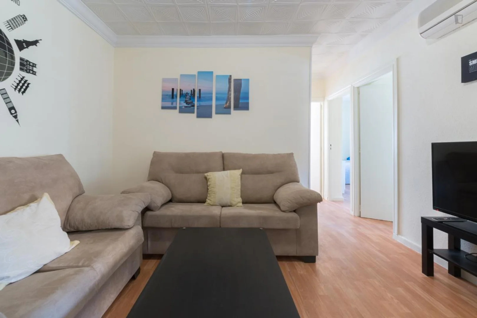 Chambre d'étudiant à  avec espace d'étude et installations communes