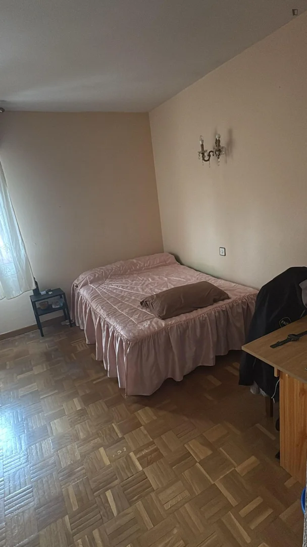 Bright and airy student room with easy university access in 