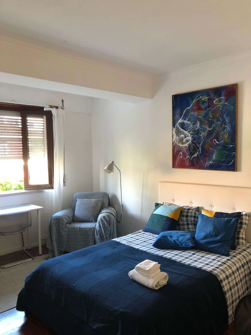 Habitación estudiantil económica cerca del campus en 