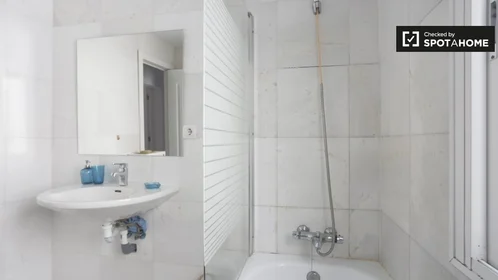 Privatzimmer in der Calle Mantuano, 4, 28002 Madrid, Spain, bild 10 von 19