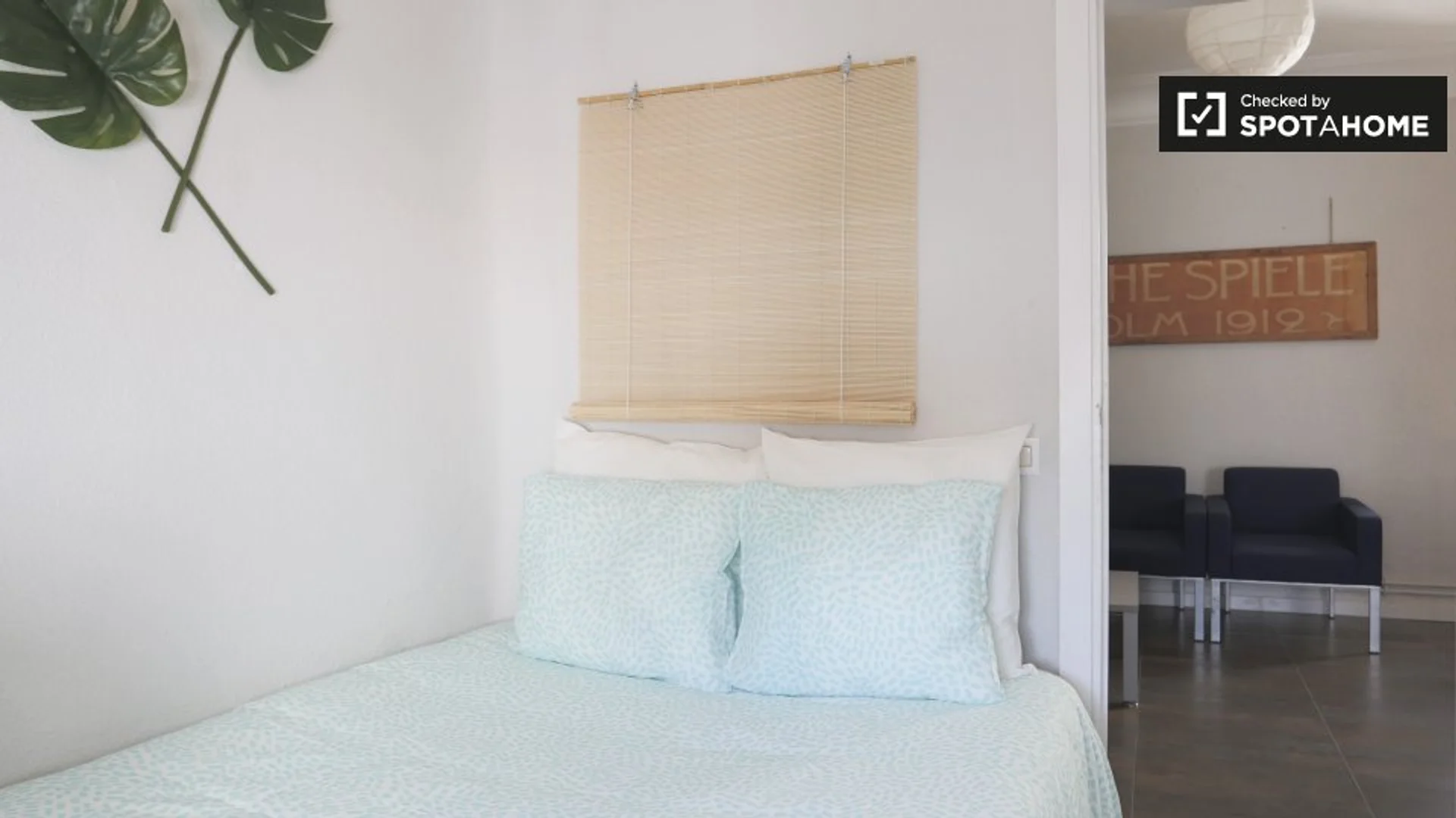 Comfortable and spacious student room in 