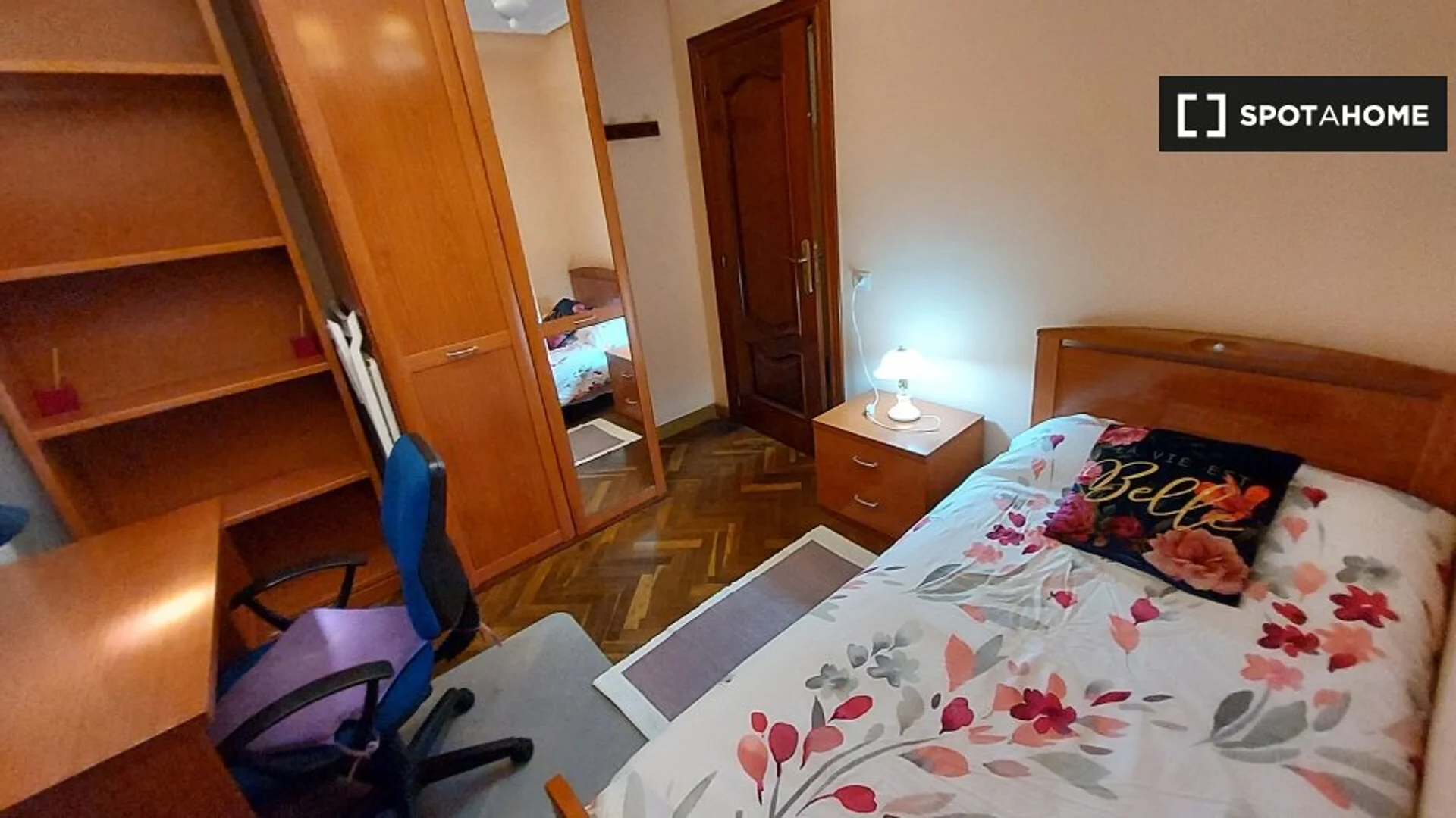 Studentenzimmer in  mit Arbeitsbereich und Gemeinschaftseinrichtungen