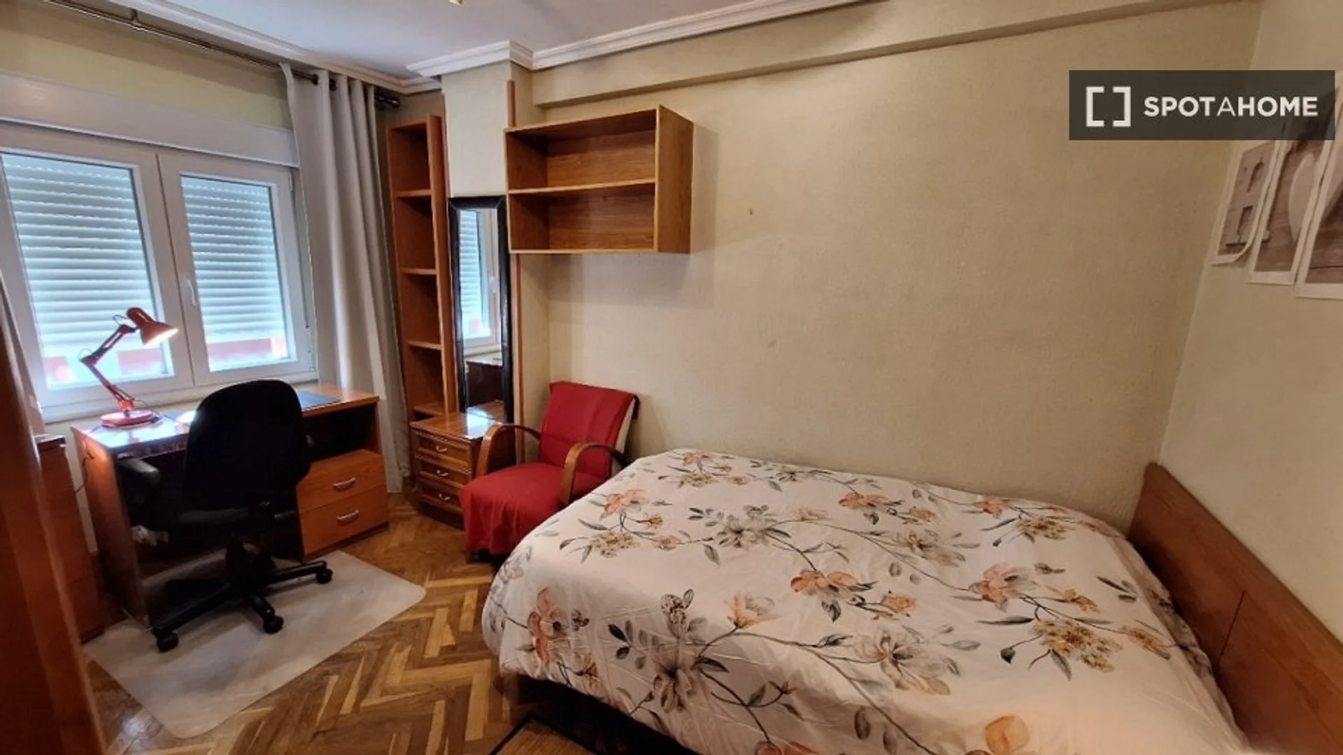 'da ders çalışmak için mükemmel olan fonksiyonel öğrenci odası