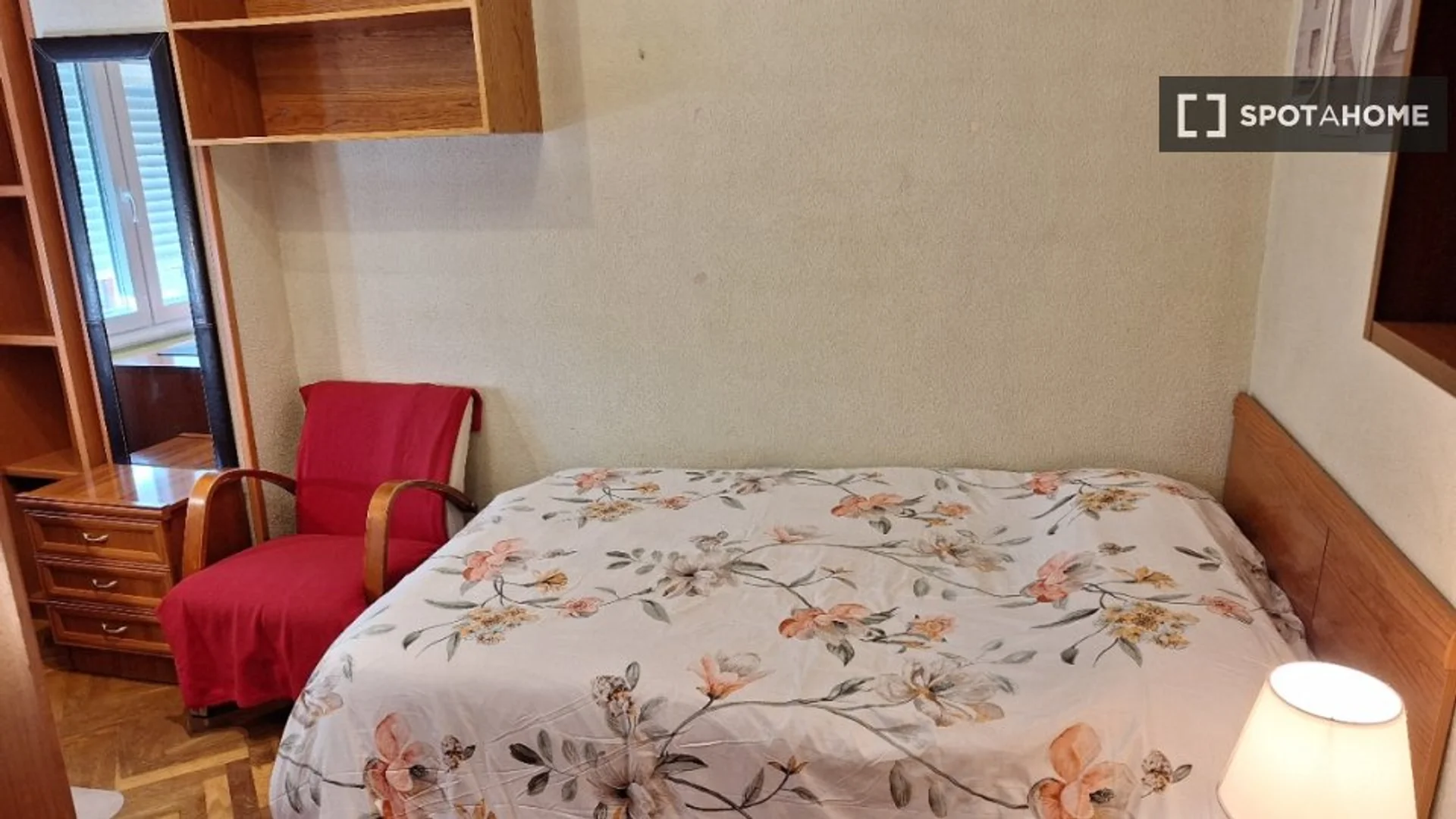 'de öğrenci dairesinde, tamamen mobilyalı kiralık oda