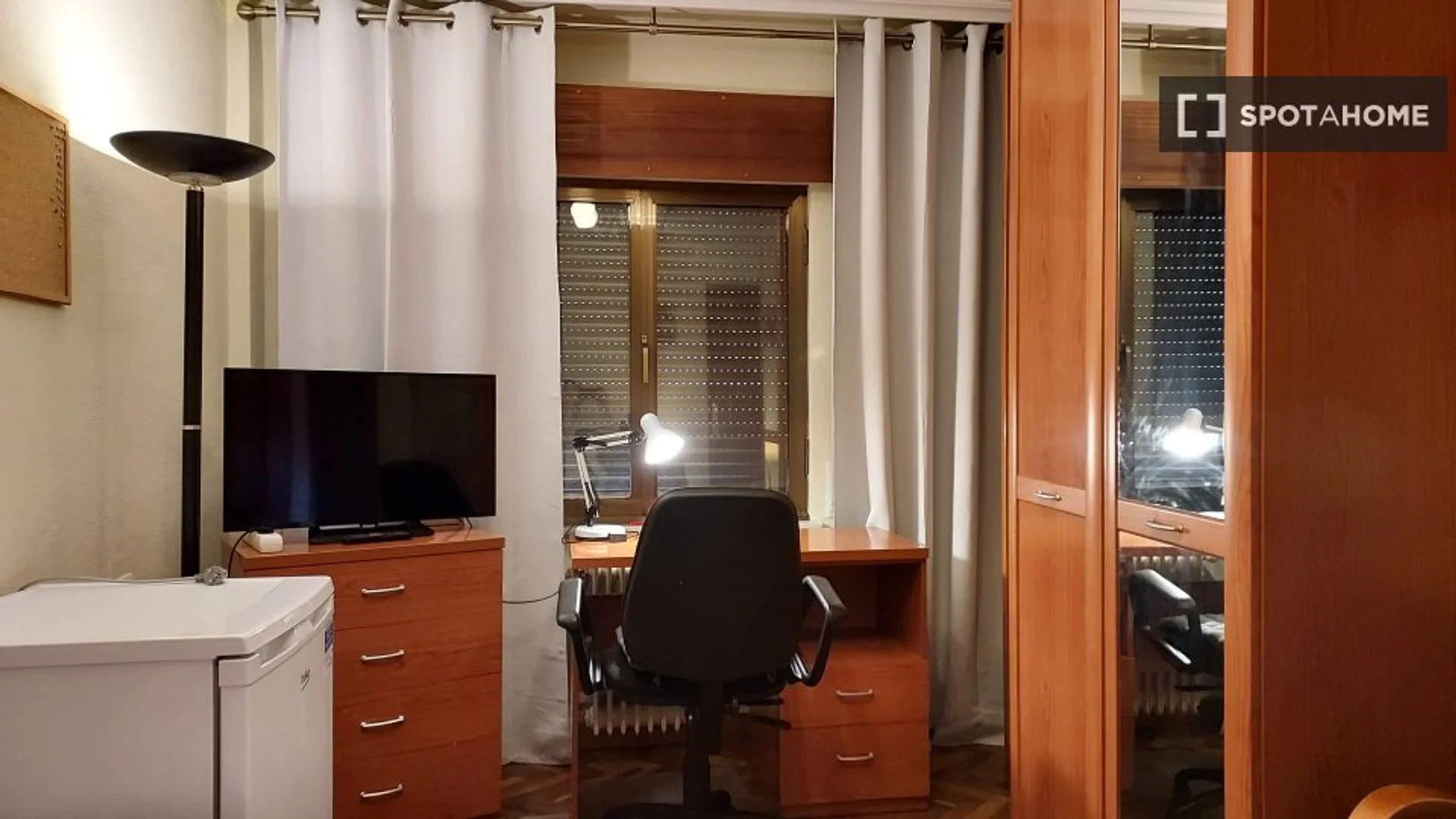 bölgesinde uygun konuma sahip ekonomik öğrenci odası