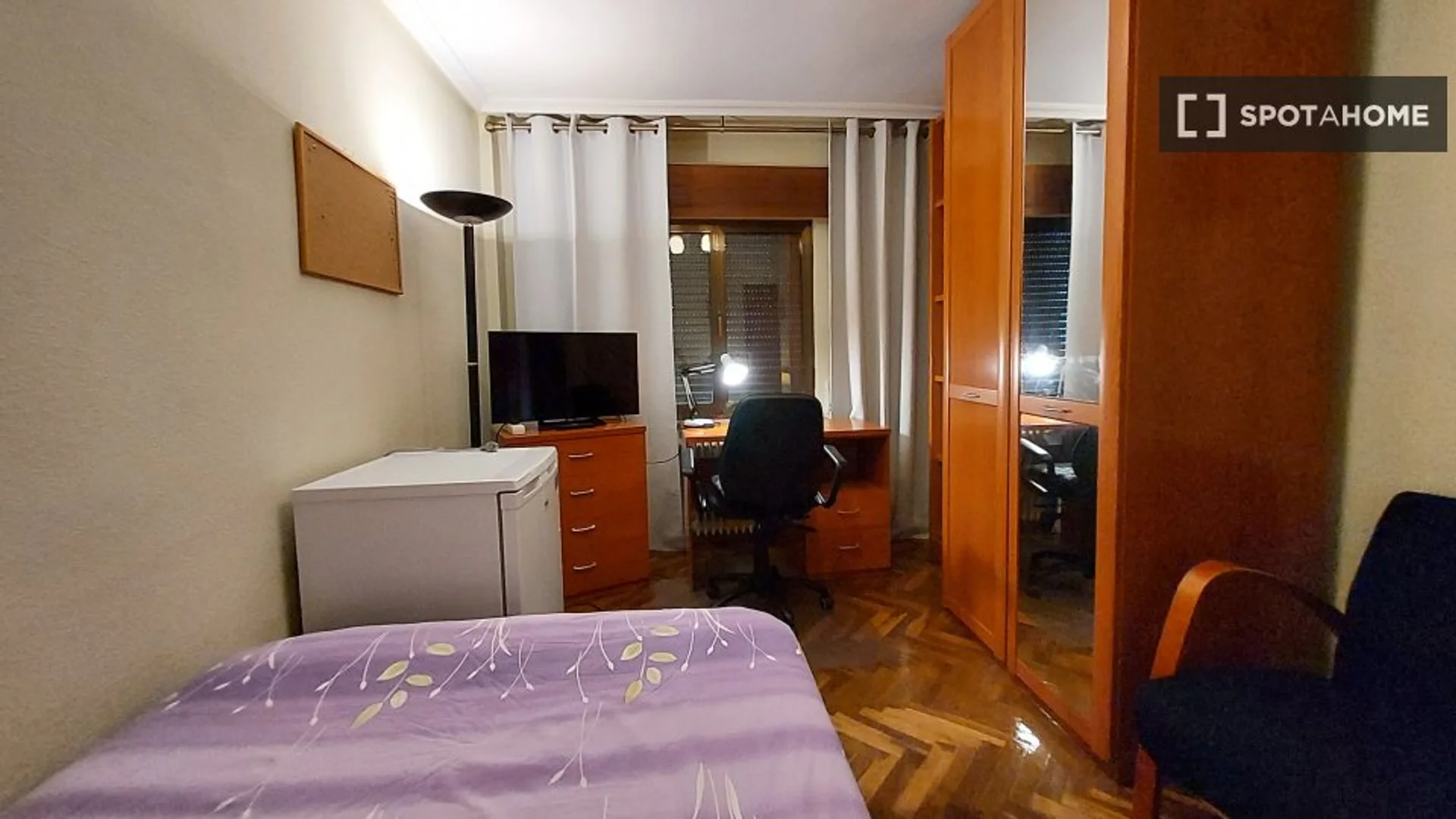 'da ders çalışmak için mükemmel olan fonksiyonel öğrenci odası