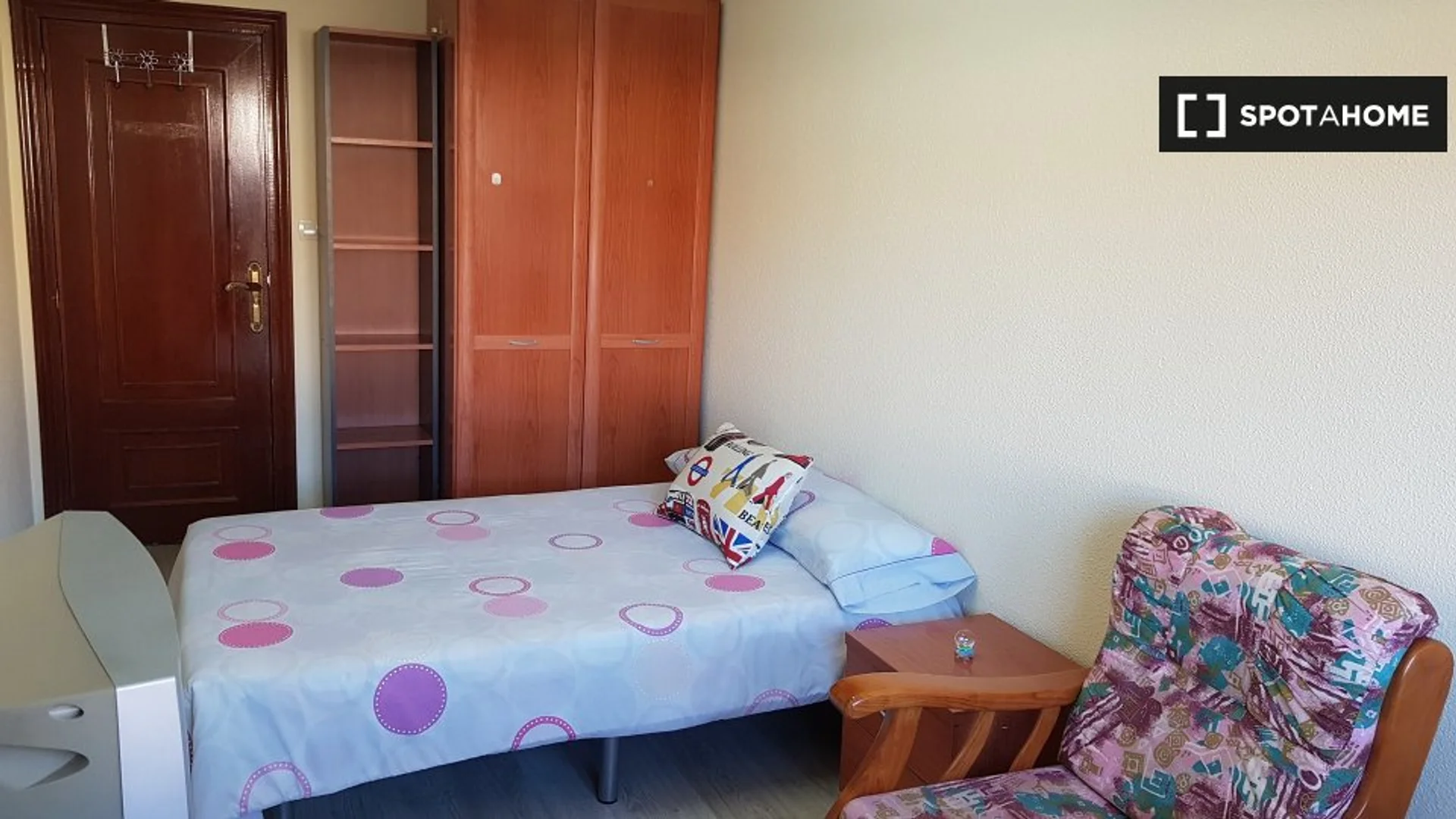 'de modern olanaklara sahip öğrenci dostu oda