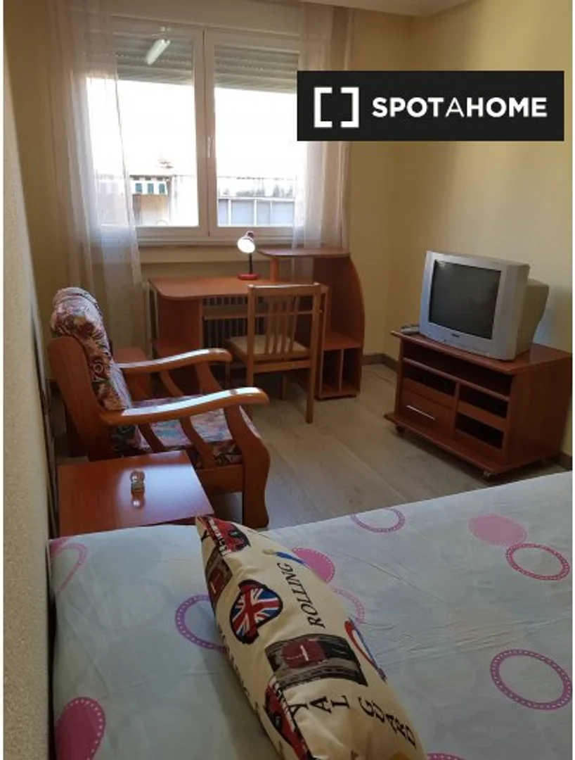 'de modern olanaklara sahip öğrenci dostu oda
