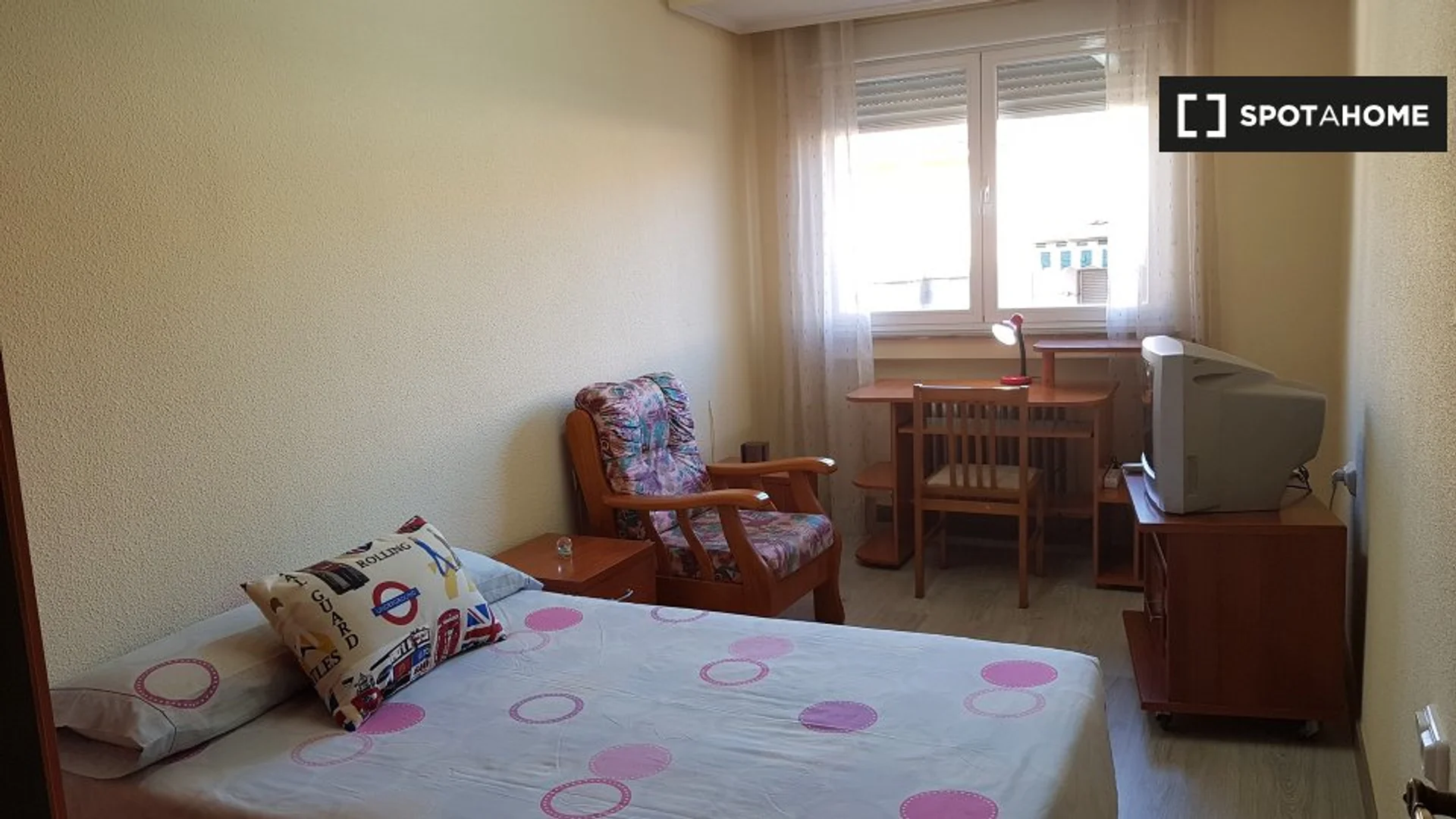 'de modern olanaklara sahip öğrenci dostu oda