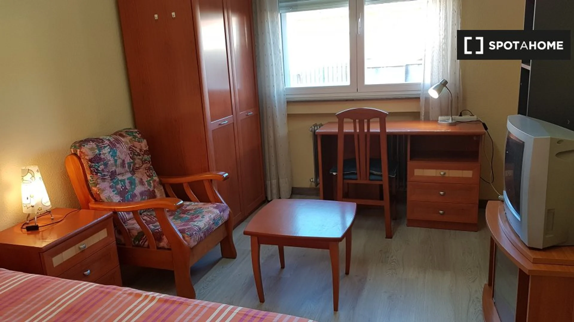 'de modern olanaklara sahip öğrenci dostu oda