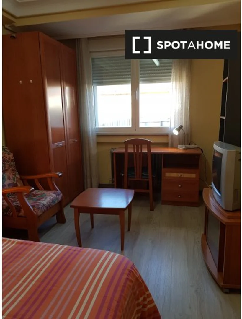 'de modern olanaklara sahip öğrenci dostu oda