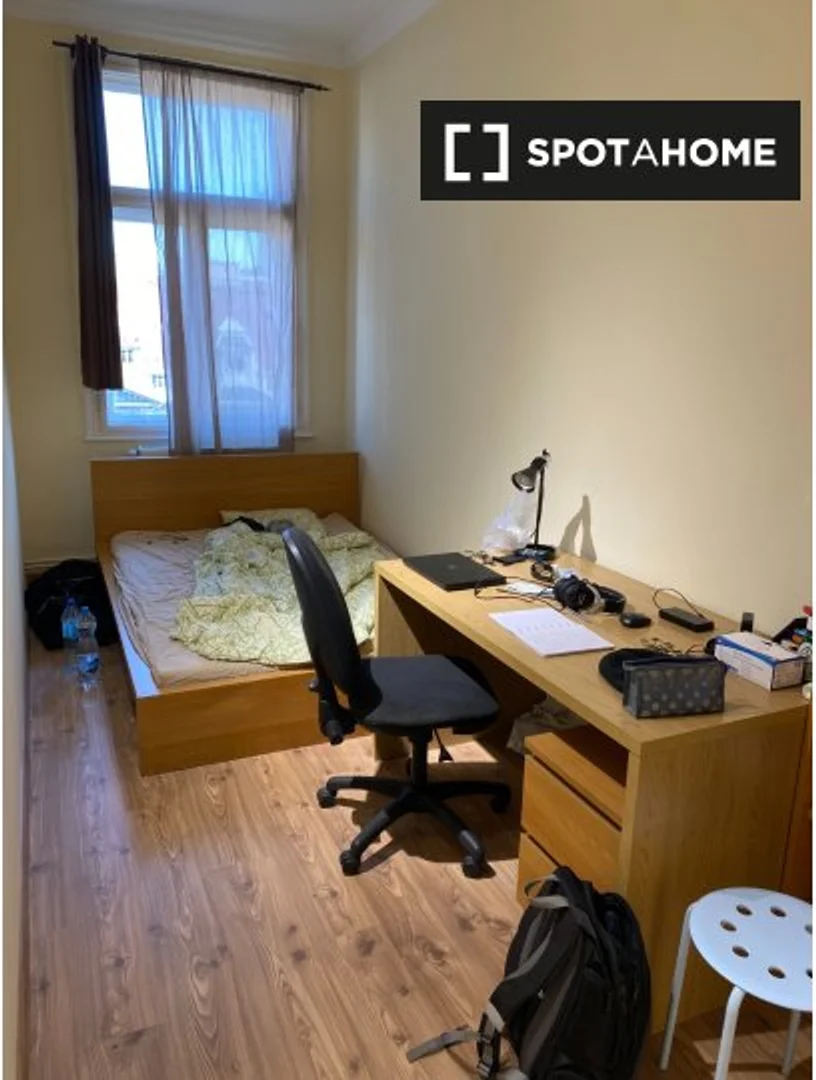 'de modern olanaklara sahip öğrenci dostu oda