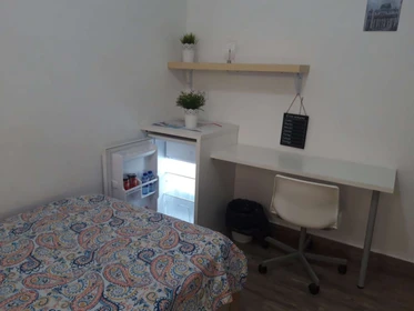 Chambre à louer dans un appartement en colocation à Alicante-alacant