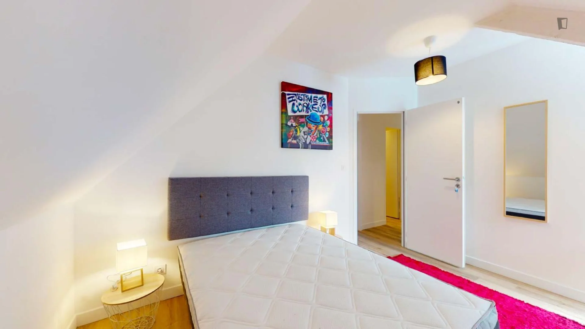 Habitación estudiantil luminosa y aireada con fácil acceso a la universidad en 
