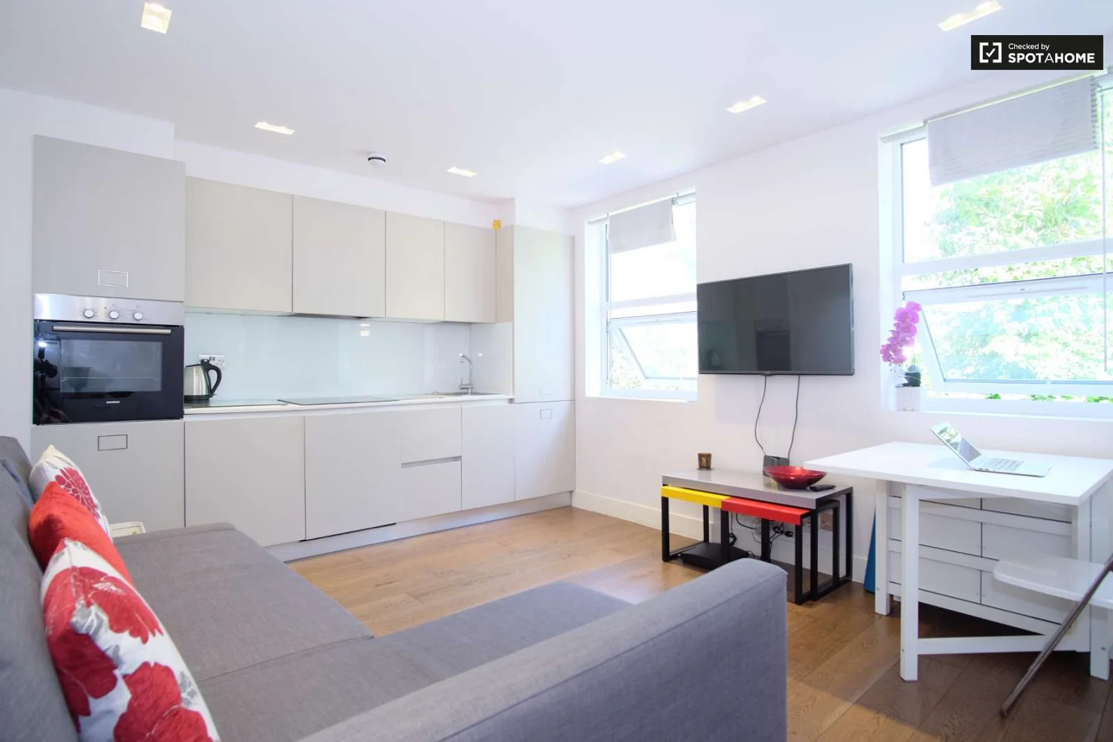 222 Uxbridge Rd, Shepherd's Bush, London W12 7JD, UK