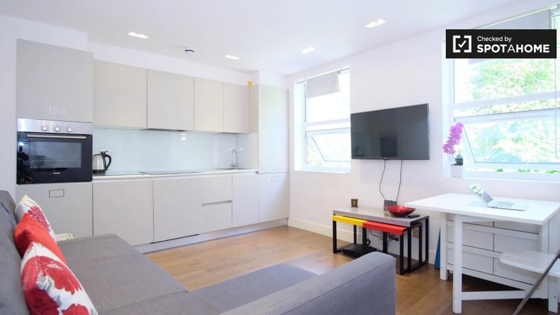 222 Uxbridge Rd, Shepherd's Bush, London W12 7JD, UK