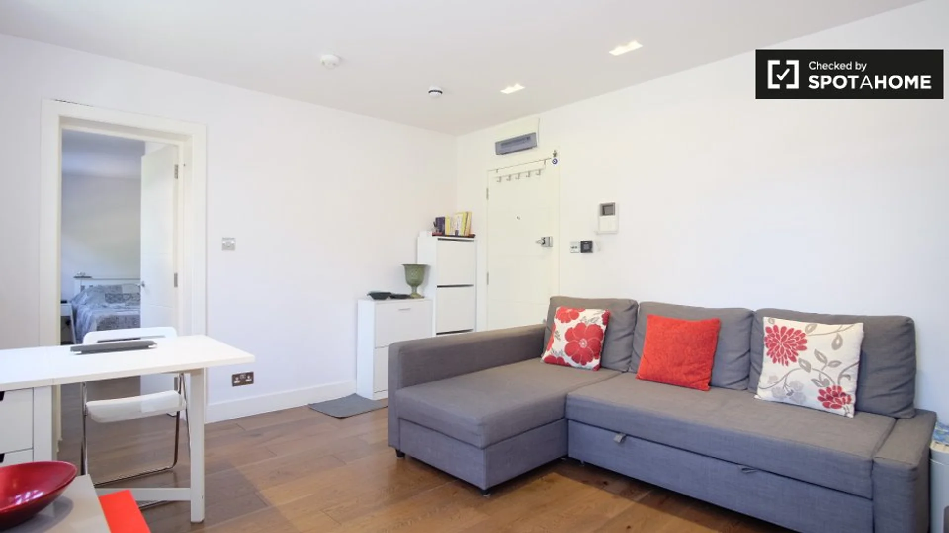 222 Uxbridge Rd, Shepherd's Bush, London W12 7JD, UK
