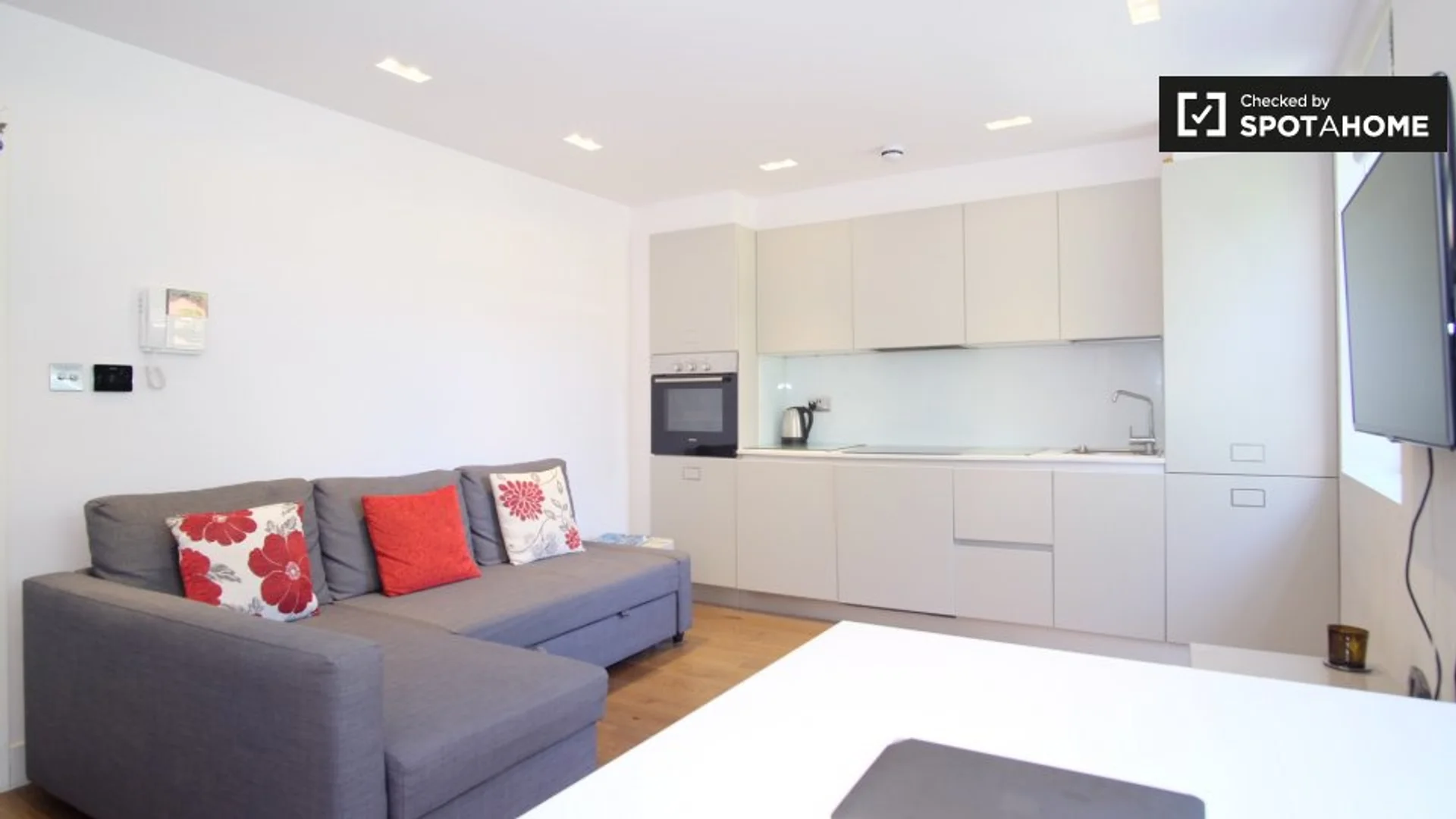 222 Uxbridge Rd, Shepherd's Bush, London W12 7JD, UK