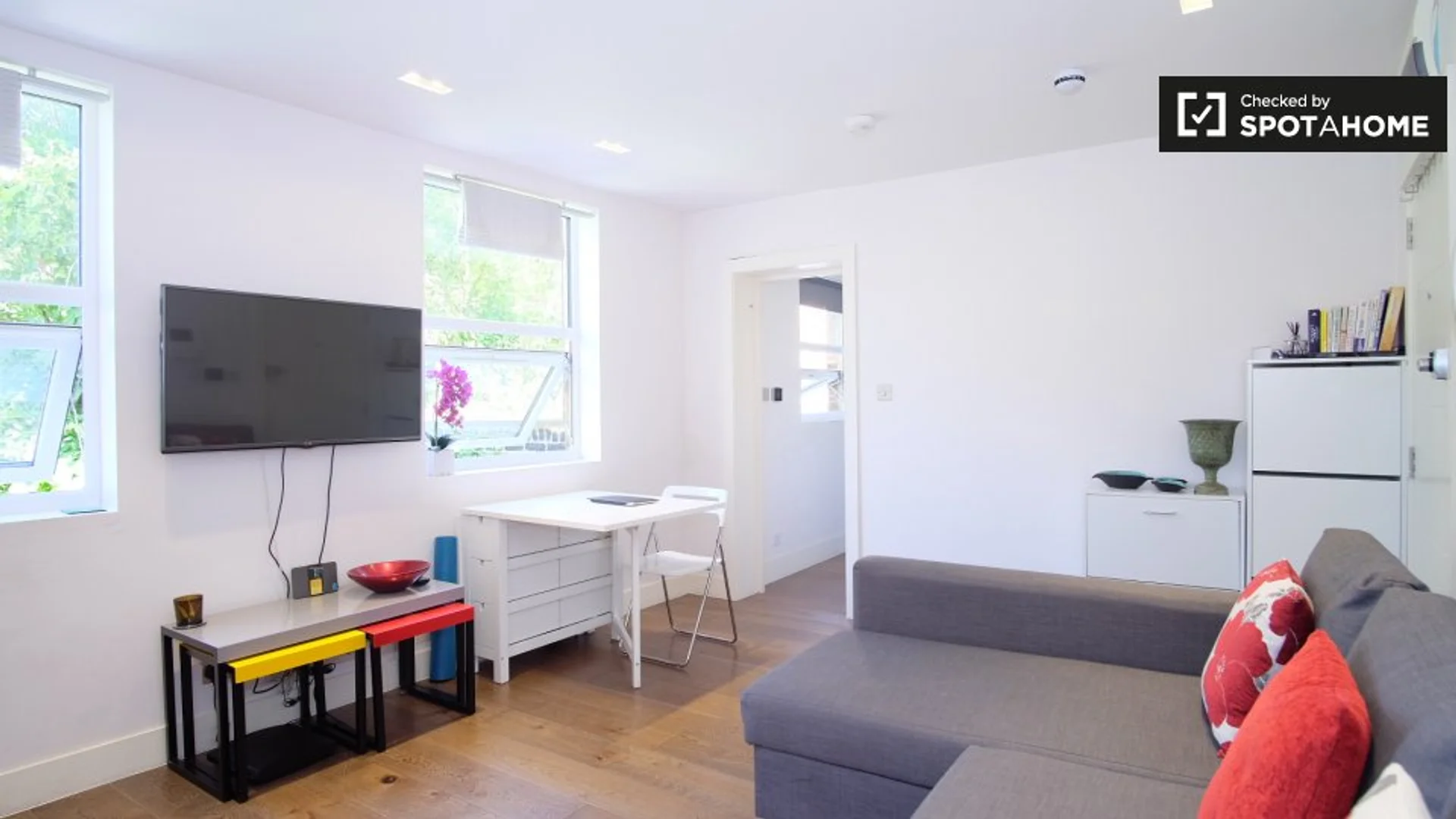 222 Uxbridge Rd, Shepherd's Bush, London W12 7JD, UK