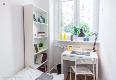 Quarto para alugar com cama de casal em Warszawa