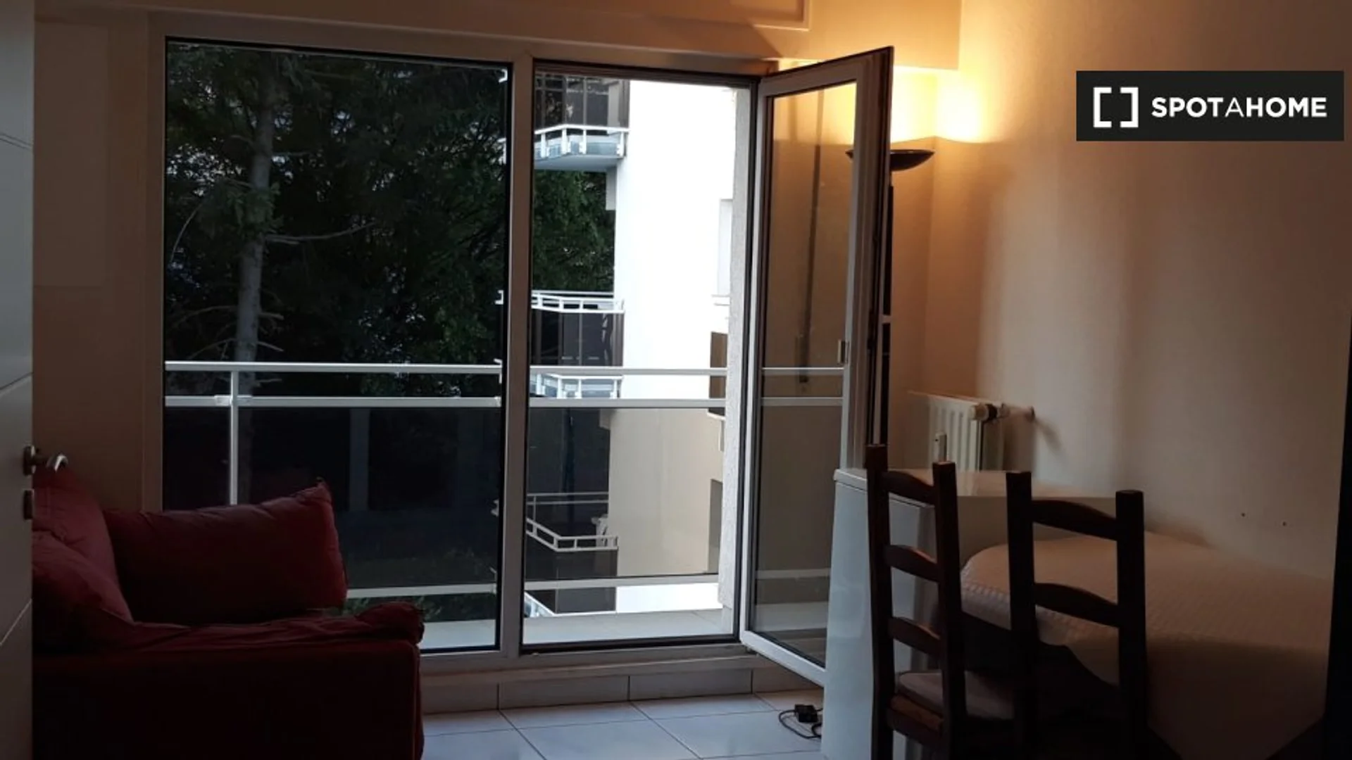 Functional student room perfect for studying in 