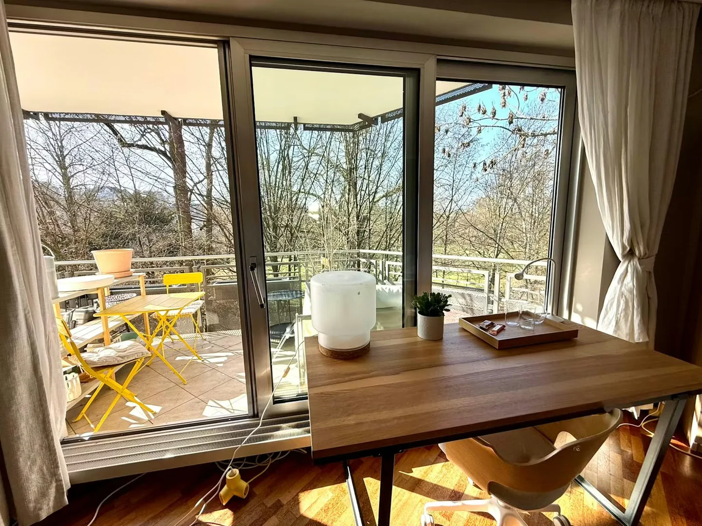Quarto de estudante em com área de estudo e instalações partilhadas