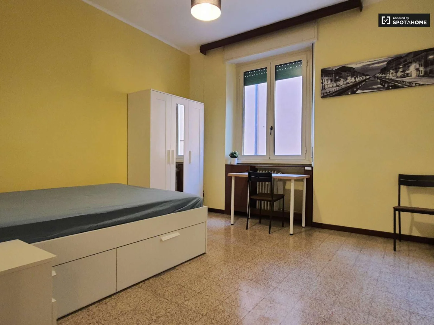 Quarto para alugar em apartamento de estudantes em , totalmente mobilado