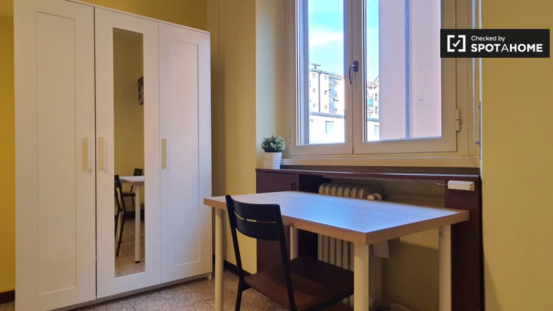 Quarto de estudante confortável e espaçoso em