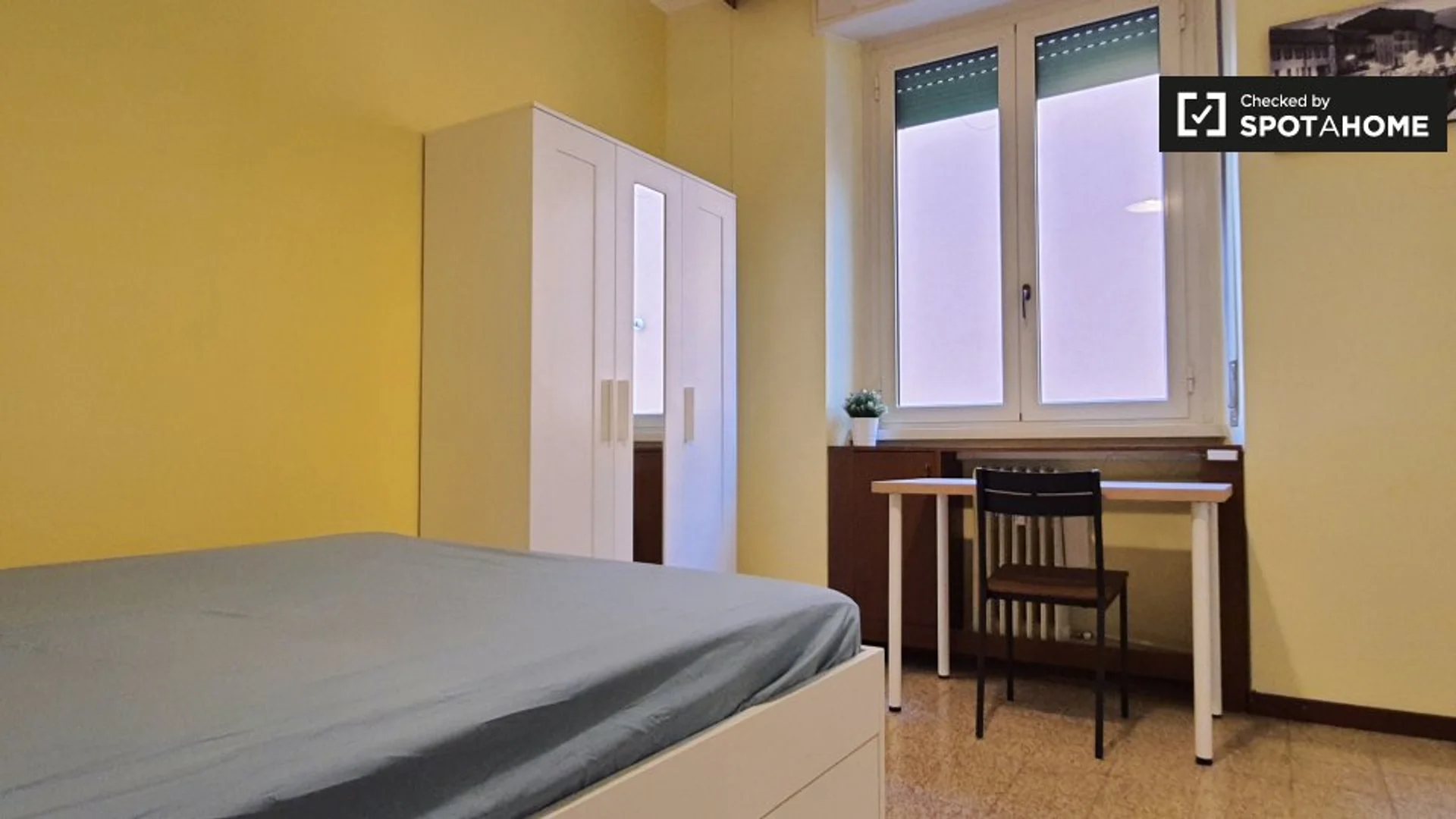 Quarto de estudante em com área de estudo e instalações partilhadas
