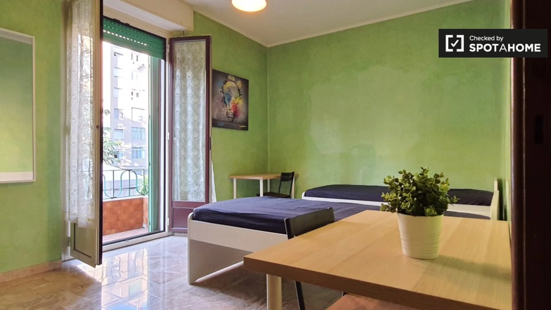 Bright and airy student room with easy university access in 