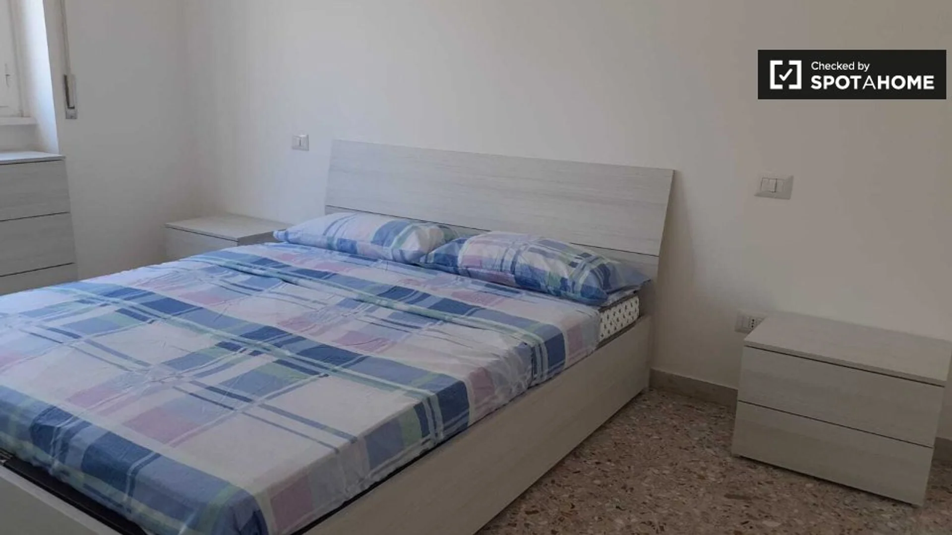 Chambre confortable pour étudiants disponible dans 