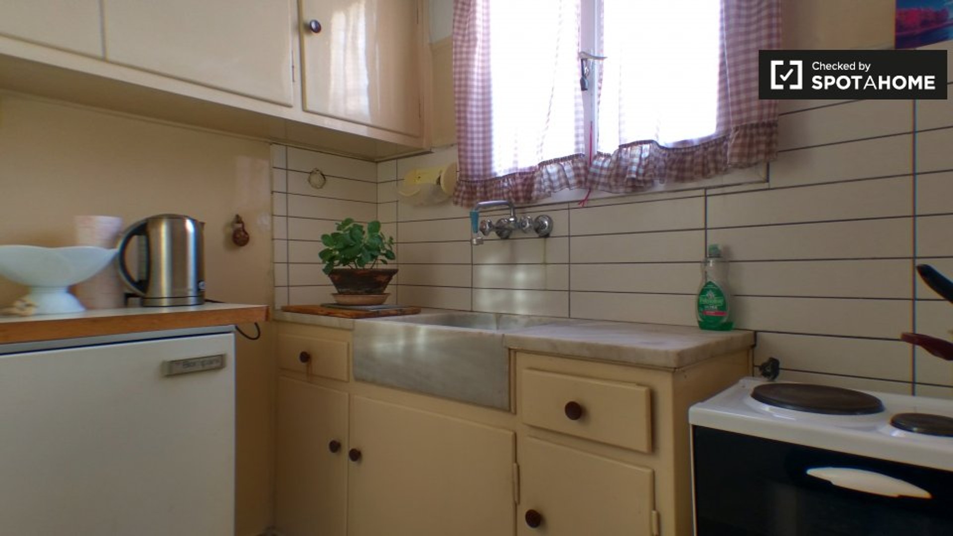 Very bright studio for rent in Athens