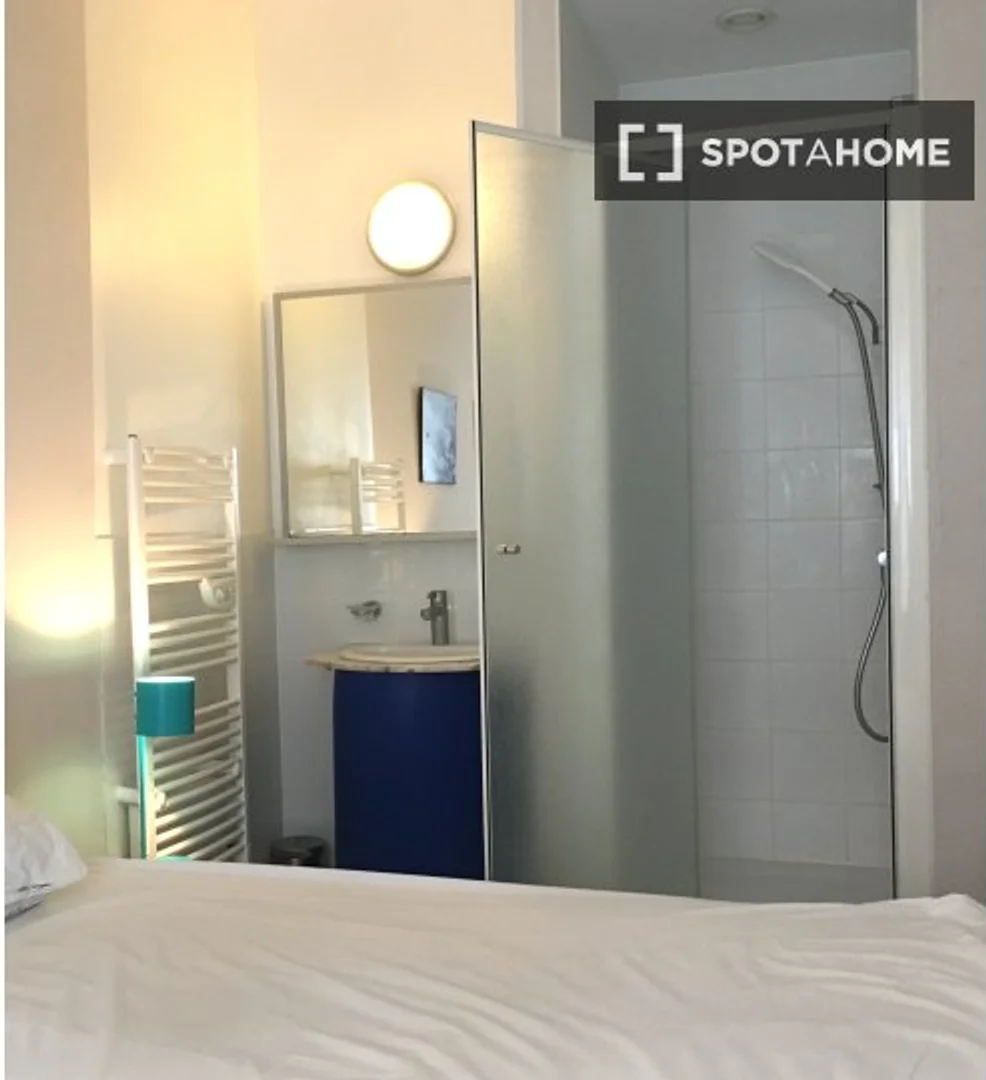 Quarto de estudante em  com área de estudo e instalações partilhadas