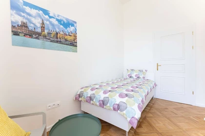 Quarto para alugar num apartamento partilhado em Praha