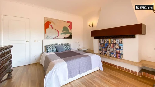 Renting rooms by the month in Estoril