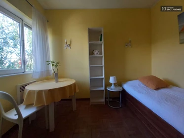 Bright private room in Estoril