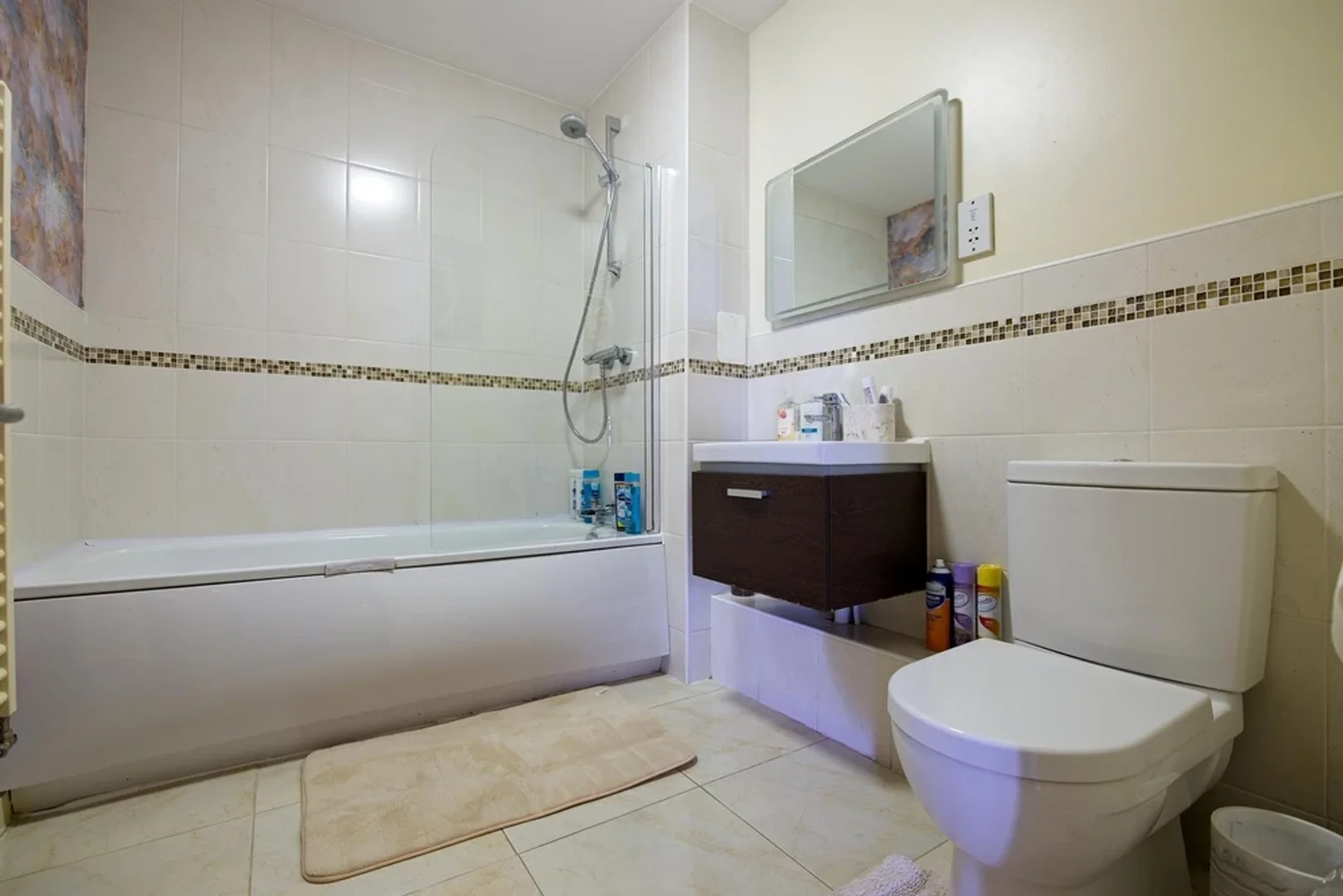 1 Address:2 bluemoonway Manchester m147sh