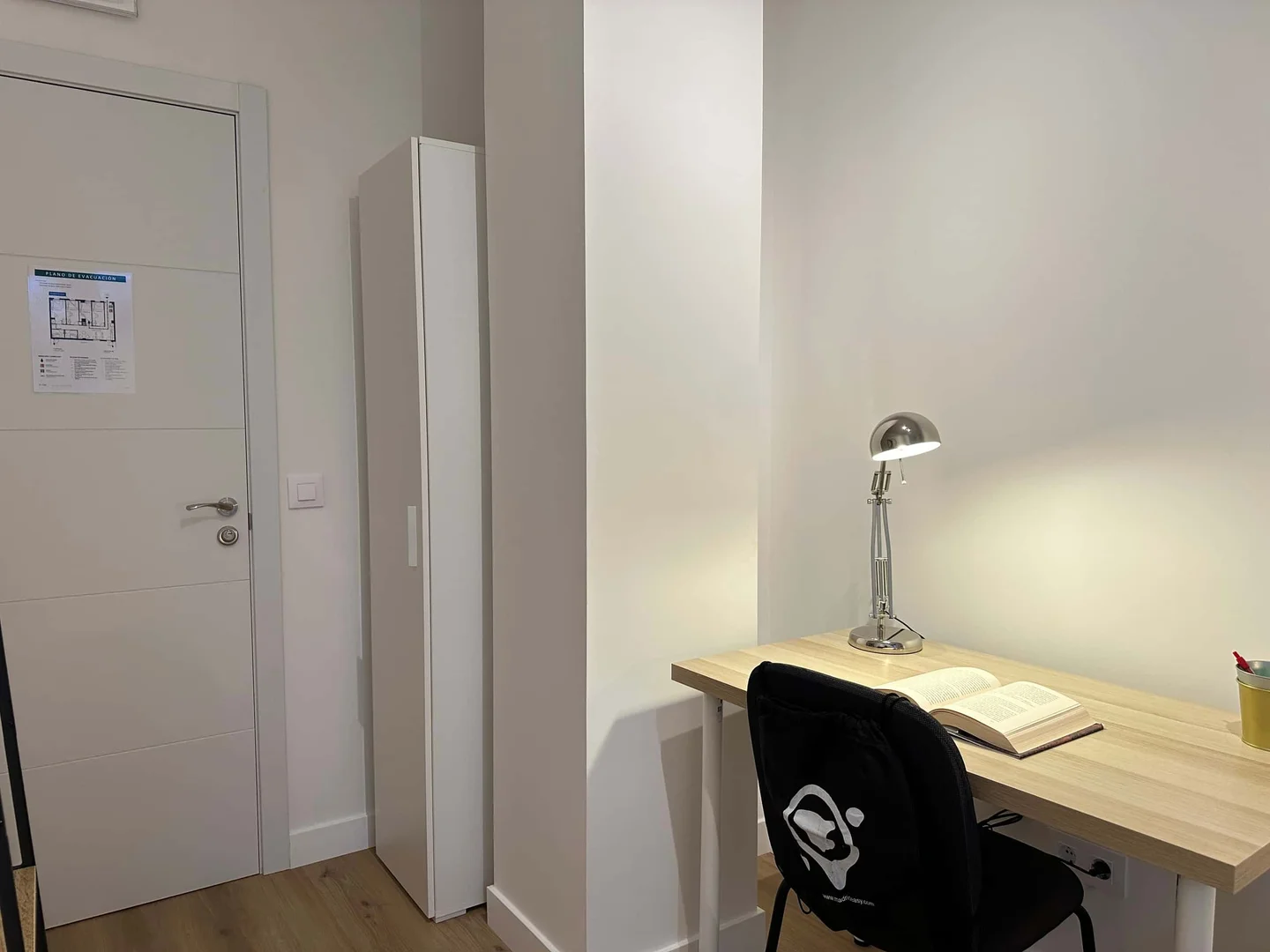 Stanza economica per studenti con ampia illuminazione in 