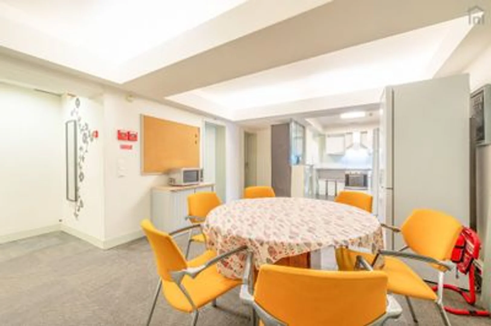 Bright and airy student room with easy university access in 